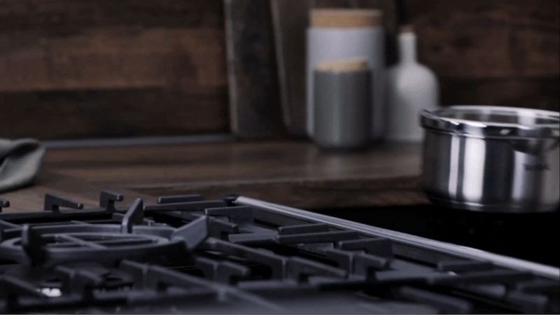 Batería de cocina sobre la encimera